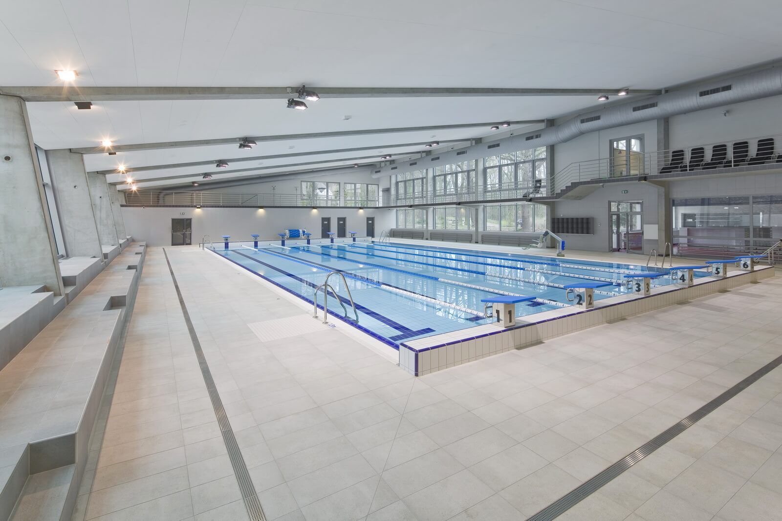 Siseujula rajad ja tribüünid kaasaegses ujulahoones.