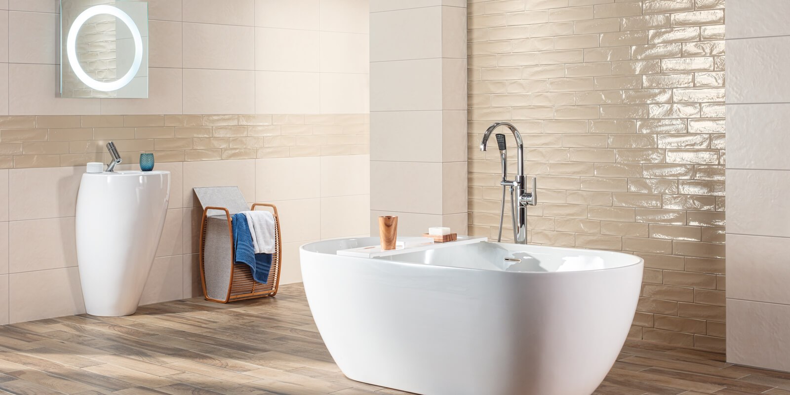 Moodne vannituba, kus põrandal naturaalset puitu imiteerivad plaadid ja seintel läikivates beežides toonides seinaplaadid, loovad sooja ja rahuliku atmosfääri.