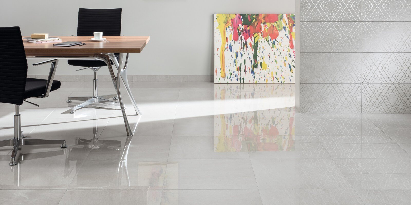 Seinale paigaldatud kraan lillemustriliste keraamiliste plaatide taustal.