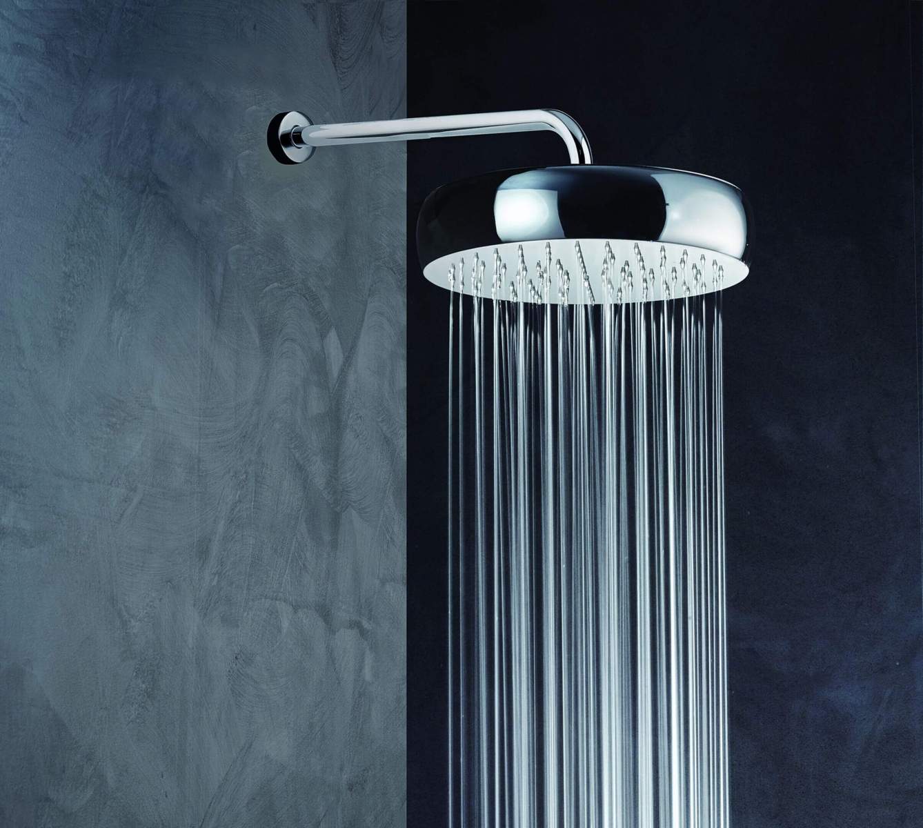 &Uuml;mmargune vihmadu&scaron;i pea seinakinnitusel, vesi langeb &uuml;htlaste joana.