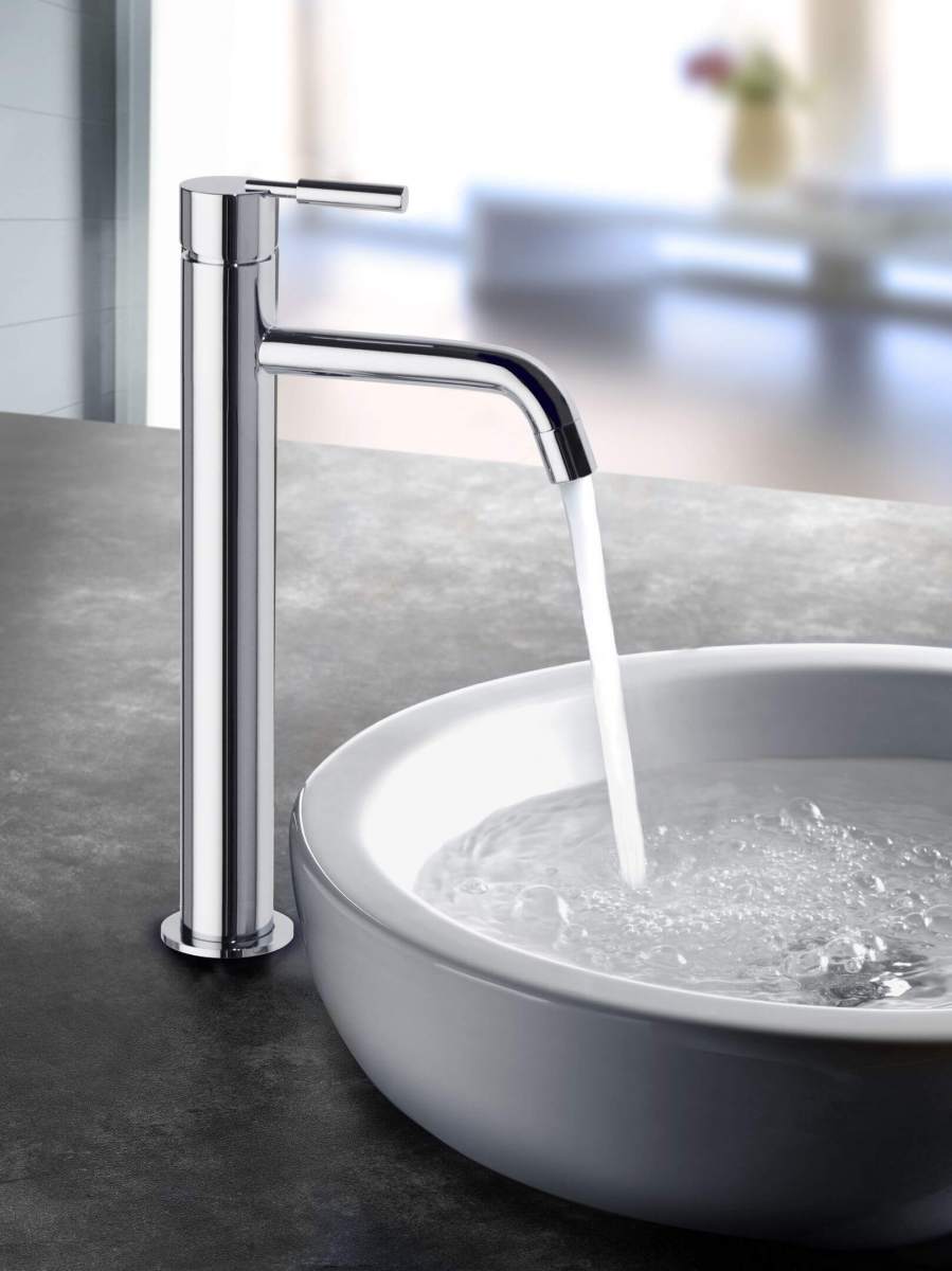 K&otilde;rge kaarega kraan segistiga valgesse &uuml;mmargusesse valamu, millel voolab vesi.