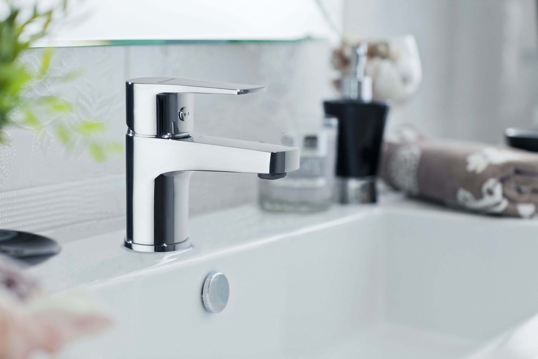 L&auml;ikiv segisti modernsel vannitoavalamul koos taustal olevate aksessuaaridega.