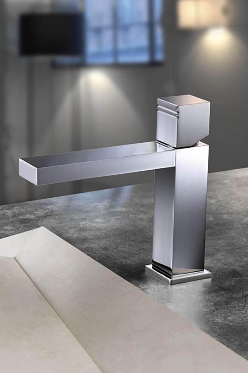 Nurkse disainiga kroomitud segisti modernsel taustal.