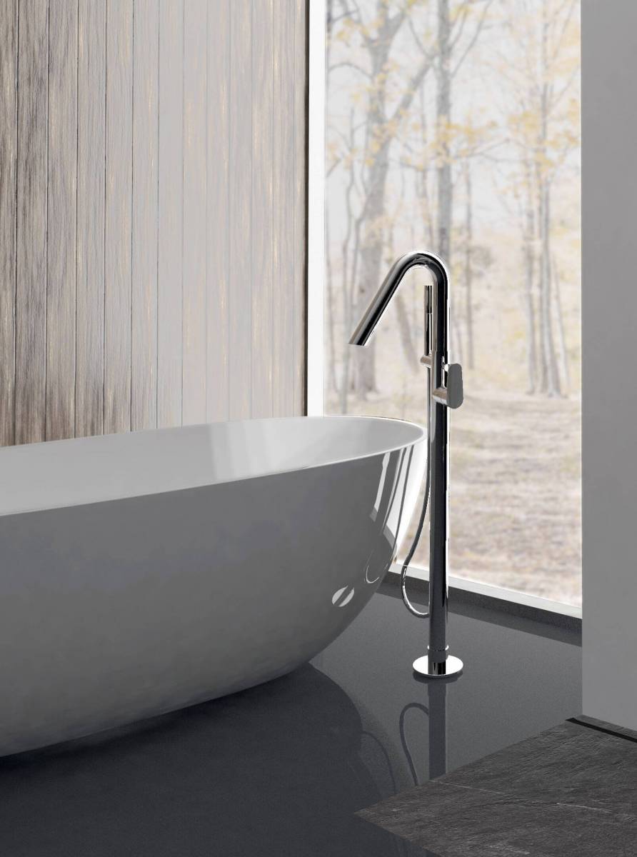 Vabalt seisev vannisegisti kaasaegses vannitoas suure akna k&otilde;rval.