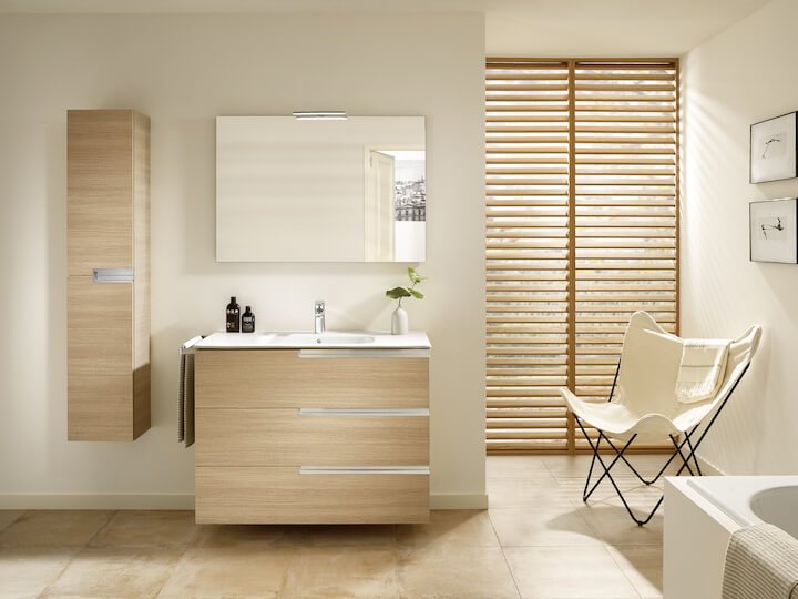 Puidust kraanikauss kappide ja peeglilambiga, taustal loodusvalguse kaudu paistvad puidust žiirod ja lihtne sisekujundus.