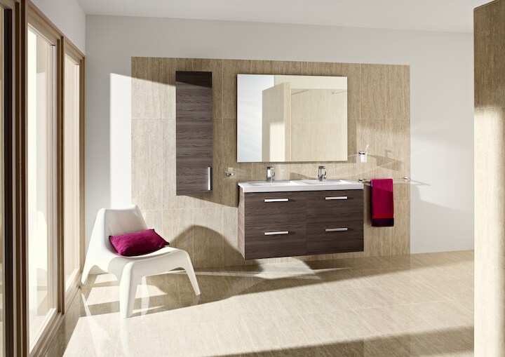 Kahekohaline vannitoakapp valge kraanikausi ja peegeliga, kõrval tool ja rätik, soojades toonides vannitoas.