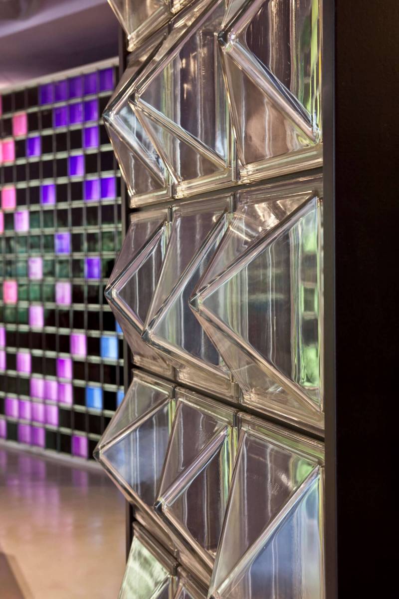 Klaasplokid, millel on geomeetrilised kujundid, moodustades dekoratiivse seina.