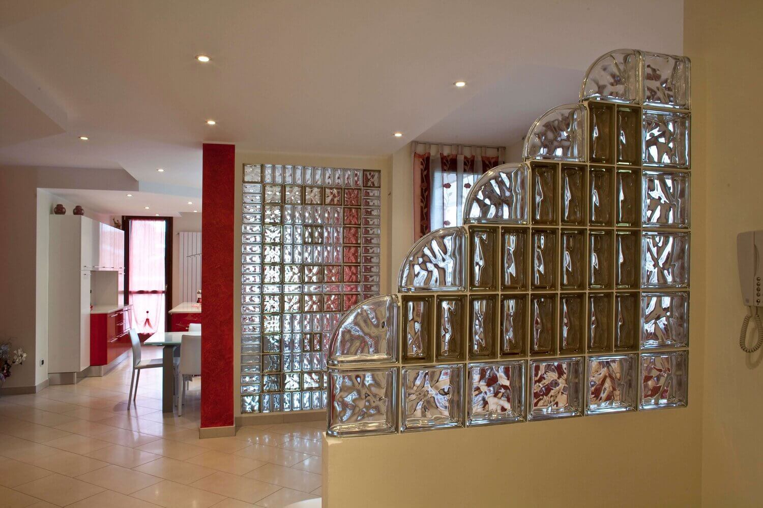 Klaasplokkidest sein, millel on ümar ülemine serv, eraldab elutuba ja kööki.