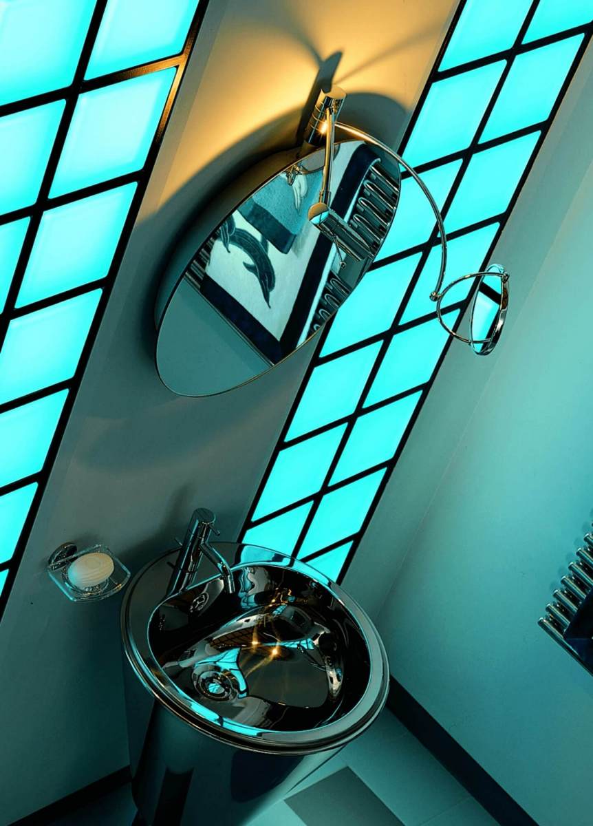 Vannitoas klaasplokkidest sein ja ümar kraanikauss, peegel ja valgustus.