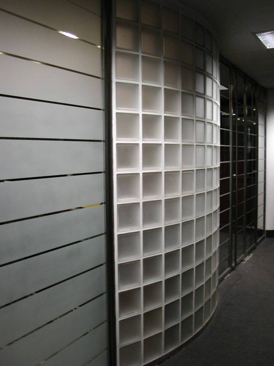 Klaasplokkidest sein, mis eraldab ruume.