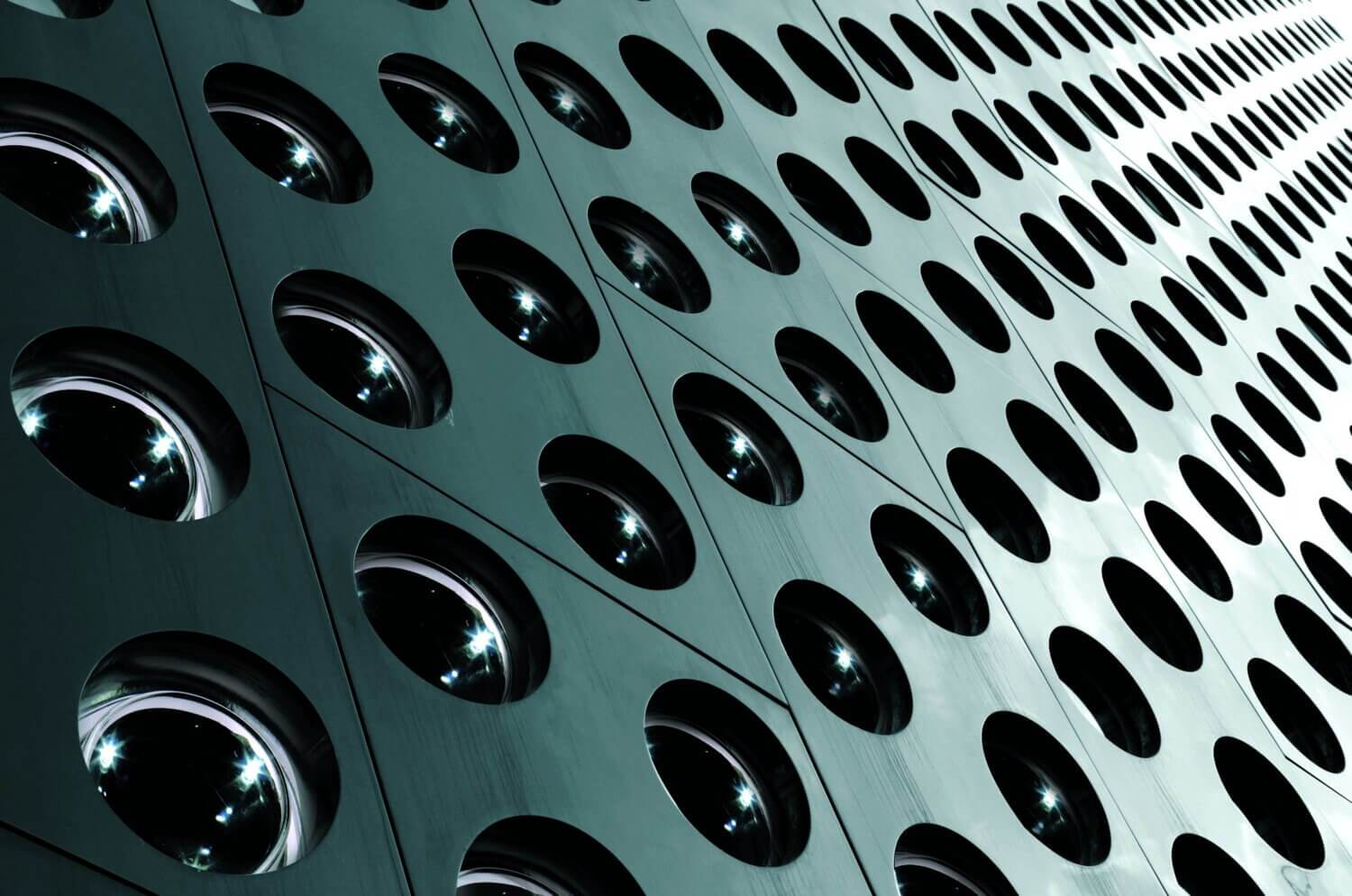 Fassaadi detail, millel on suurte ümmarguste aukude muster.