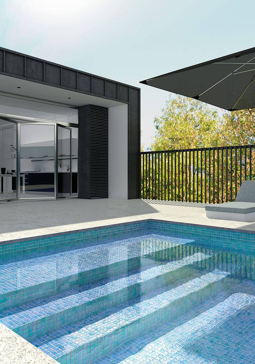 V&auml;libassein sinise klaasmosaiikplaadiga, taustal modernne hoone ja lamamistool varikatuse all.