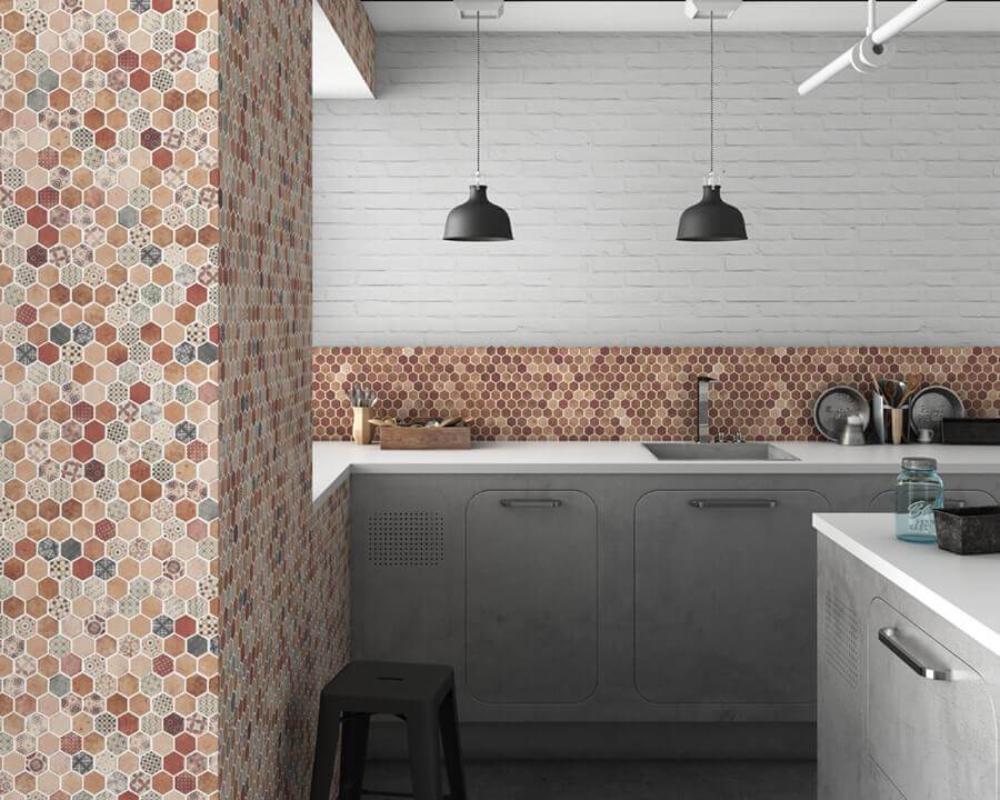 Hall k&ouml;&ouml;k heleda t&ouml;&ouml;tasapinna ja terrakotatoonides kuusnurksete mosaiikplaatidega seinaga.